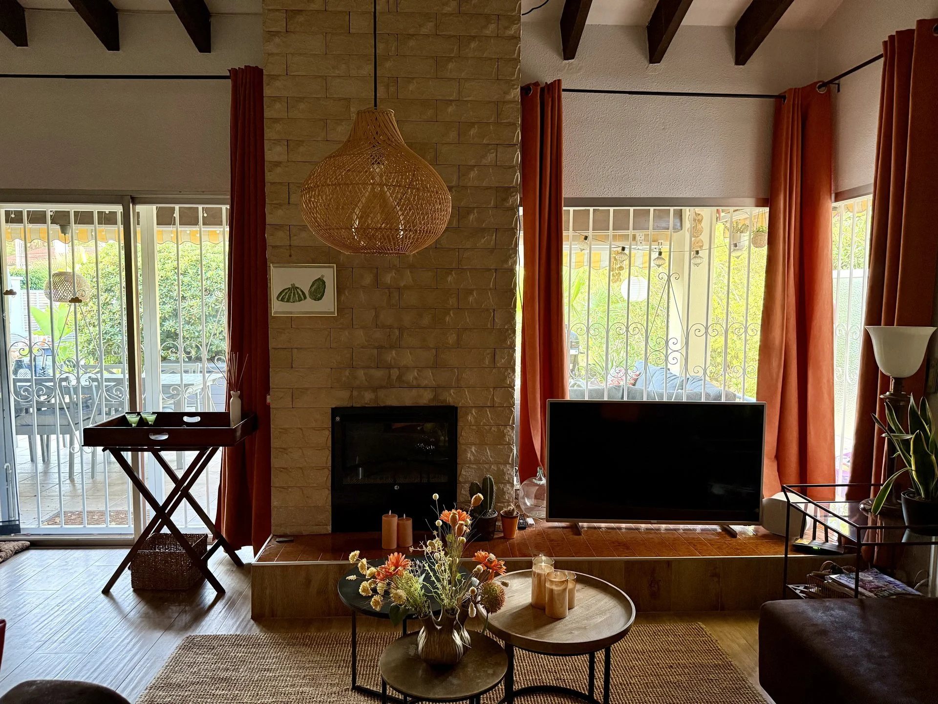 Lichte leefruimte met zicht op de achtertuin