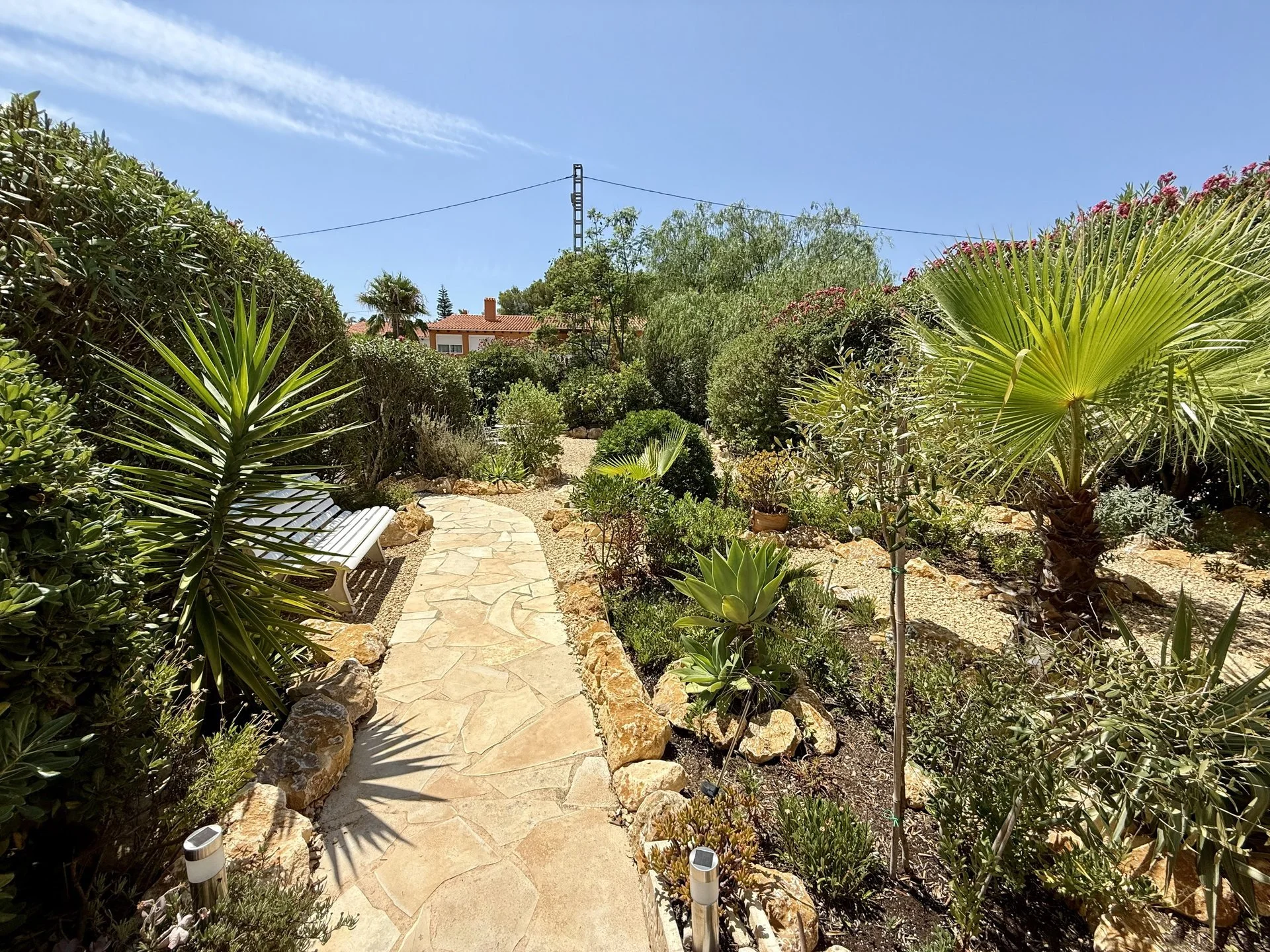 Pad langs de mediterrane voortuin van Casa Mi Sueño