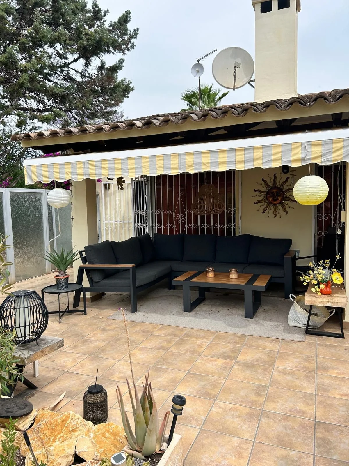 Sfeervolle zithoek in de tuin met schaduw